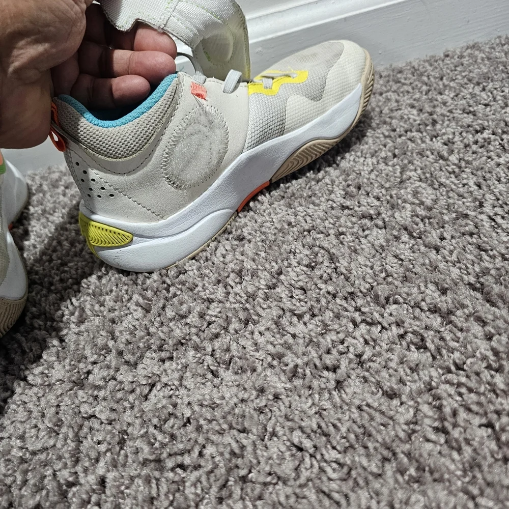 Nike Youth Team Hustle Low Pale Ivory Action Green Shoes